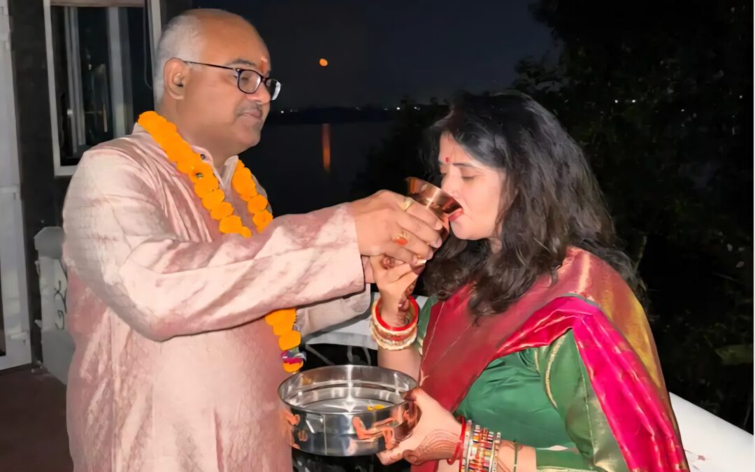 करवा चौथ – कानपुर डीएम ने पानी पिलाकर व्रत तुड़वाया, विधायकों ने पत्नी संग की पूजा-देखिए तस्वीरे..
