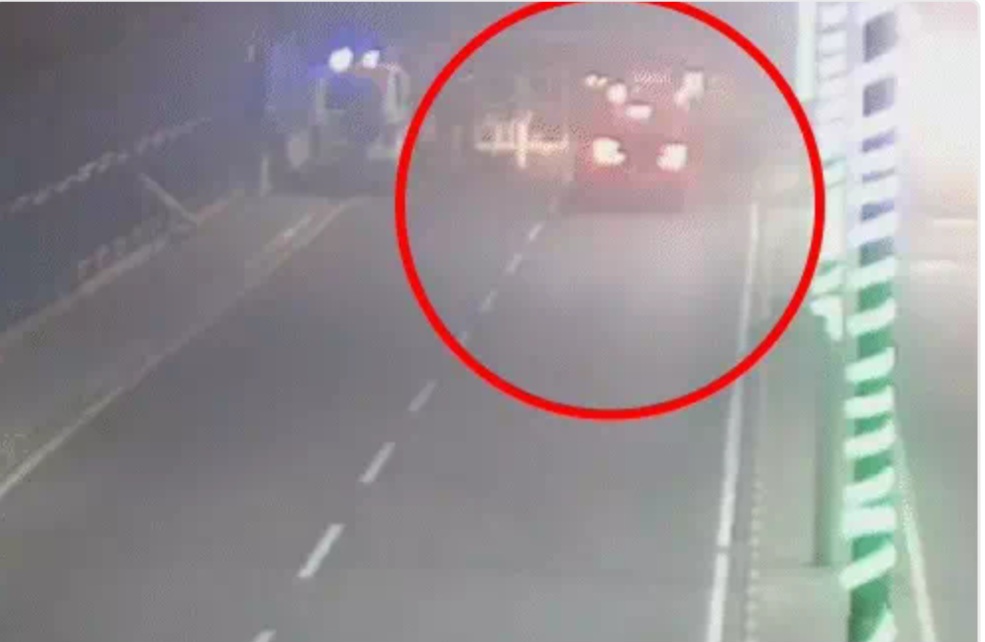 कानपुर में वर्दी पर जानलेवा हमला! गंगा बैराज पर कार सवारों ने 2 दरोगा और होमगार्ड को रौंदा।